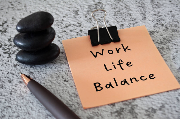 Werk Life Balance tekst op plakkerige notities met gestapelde zen stenen en pen. Werkcultuur. - Foto, afbeelding