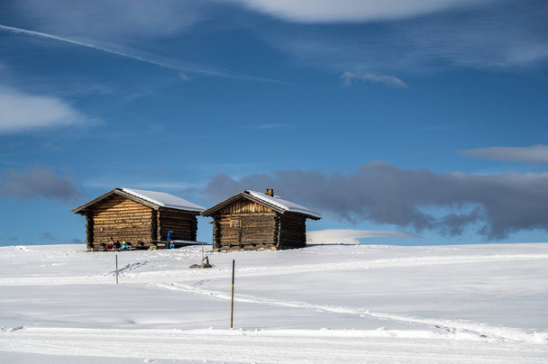 Największy płaskowyż w Europie zimą. Śnieg i zima atmosfera na Alpe di Siusi. Dolomity. - Zdjęcie, obraz