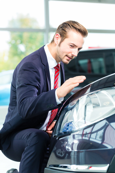 Auto dealer in car dealership - Foto, Imagem