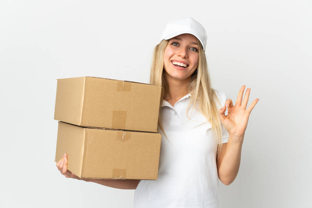 Jonge levering vrouw geïsoleerd op witte achtergrond tonen ok teken met twee handen  - Foto, afbeelding