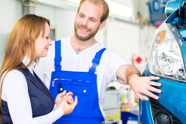 customer and car mechanic in workshop - Photo, Image