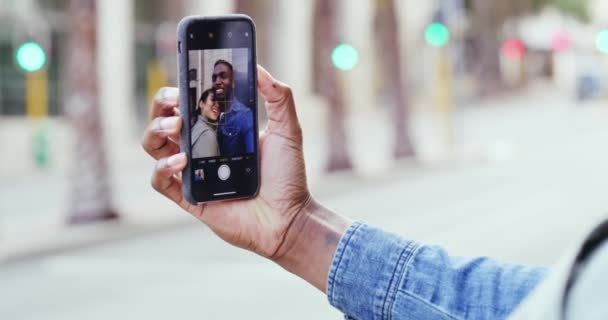 Mano, pantalla del teléfono y selfie con par al aire libre, la tecnología y los medios de comunicación social post con espacio de maqueta. Aplicación móvil, la gente sonríe en la imagen y urbana con la fotografía, vinculación en la ciudad con el teléfono inteligente. - Metraje, vídeo