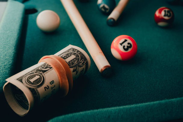 Szerencsejáték függőség.Pénz dollárt a játék snooker, sportfogadás, dollár.szerencsejáték függőség koncepció.Toned. - Fotó, kép