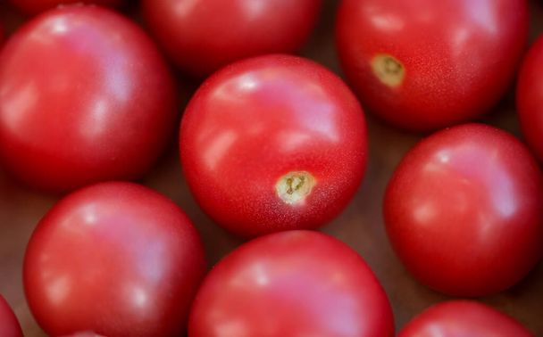 Tomates saines juteuses mûres dans une boîte en gros plan. Concept d'alimentation et d'agriculture orientales naturelles - Photo, image