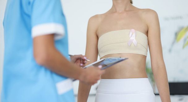 Badanie piersi i onkologii u kobiet. Objawy i koncepcja diagnostyki raka piersi i mammologa - Zdjęcie, obraz