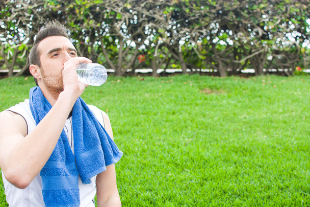 Человек пьет воду после тренировки
 - Фото, изображение
