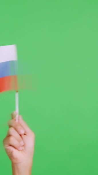 Медленное движение видео в студии с хромой руки, машущей вымпелом государственного флага России из стороны в сторону - Кадры, видео