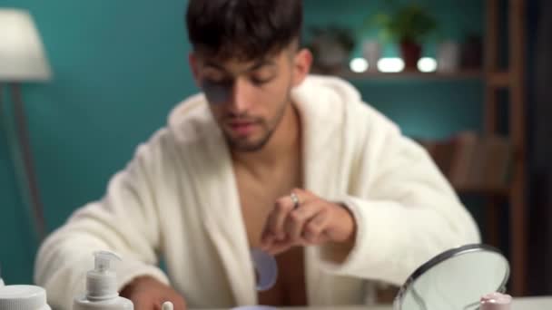 Blogging, φροντίδα του δέρματος και την έννοια της ομορφιάς. Arabic attractive man records video tutorial at home applies beauty patches under eyes ζωντανή μετάδοση στο κοινωνικό δίκτυο. Αντιγραφή χώρου - Πλάνα, βίντεο