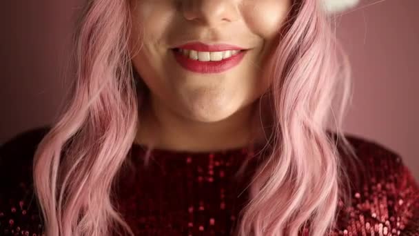 Zamknij błyszczący uśmiech kobiety z czerwonymi ustami. Szczęśliwy różowe włosy kobieta pokazać zdrowe białe zęby zadowolony z leczenia stomatologicznego. Wysokiej jakości materiał filmowy FullHD - Materiał filmowy, wideo