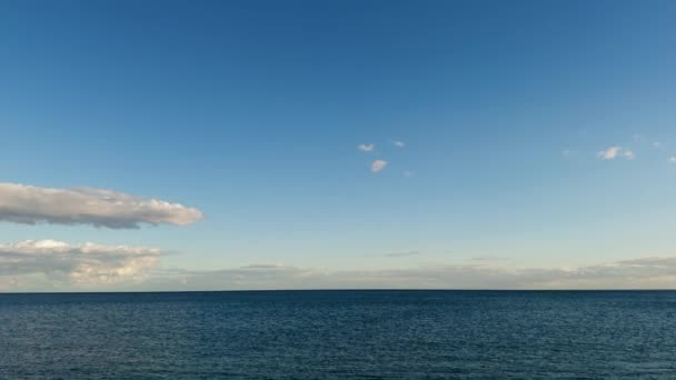 Морской горизонт с синим оттенком. - Кадры, видео