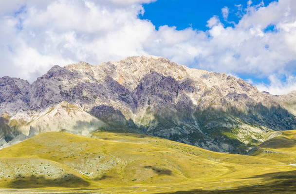 Panorama der zentralen Apenninen im Nationalpark Gran Sasso und Monti della Laga in den Abruzzen, Italien. - Foto, Bild