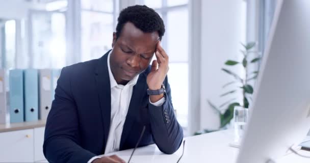 Επιχειρηματίας, πονοκέφαλος και άγχος στην πίεση, εξάντληση ή λάθος με την πίεση των ματιών από τον υπολογιστή στο γραφείο. Απογοητευμένος μαύρος άνδρας ή εργαζόμενος με ημικρανία στο πονεμένο κεφάλι ή πόνο στο άγχος στο χώρο εργασίας. - Πλάνα, βίντεο