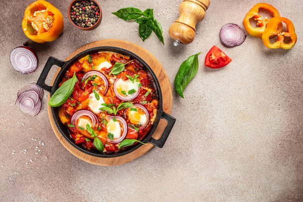 Gesunder Shakshuka. Gebratene Eier, Tomaten, Paprika, Gemüse und Kräuter. Nahöstliches traditionelles Gericht. - Foto, Bild