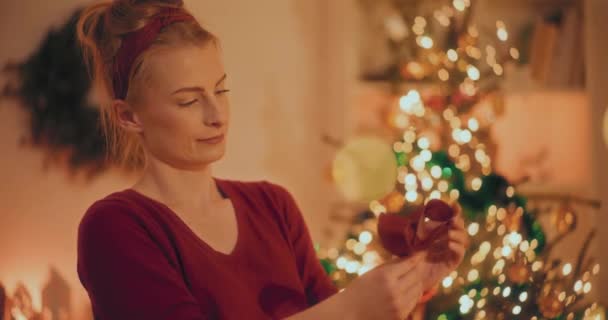 Γυναίκα κάνει αρκετές προετοιμασίες Χριστουγέννων στο σπίτι το Δεκέμβριο πριν από τις διακοπές των Χριστουγέννων. - Πλάνα, βίντεο