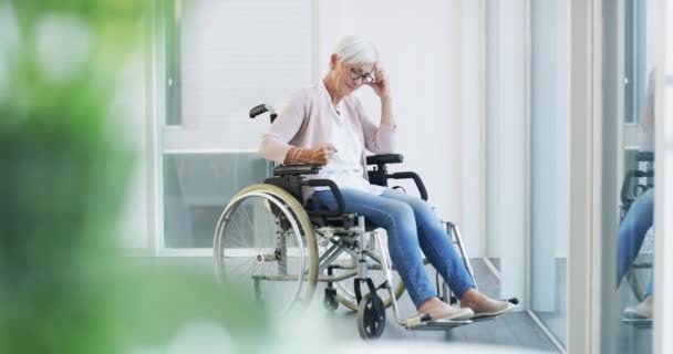 Tekerlekli sandalye, yaşlı kadın ve hastanede hayal kırıklığına uğramış ya da stres altında ya da yaralanma ve tıbbi bakım ile. Sağlık, sağlık ve ortopedik ya da engelli ya da depresyonlu bir hasta. - Video, Çekim