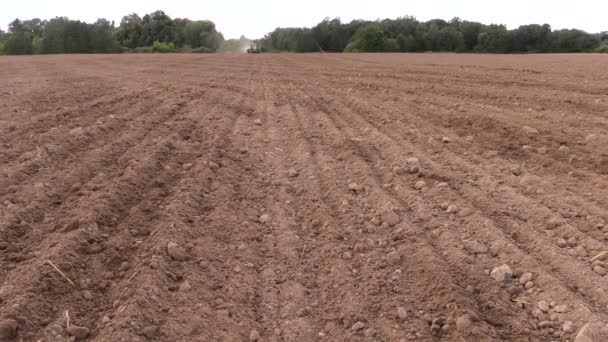 Solo e trator espalhar fertilizante no campo. Plantação de sementeiras
 - Filmagem, Vídeo