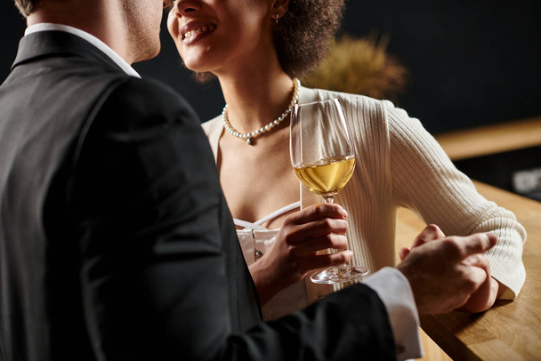 ostříhaný pohled na muže držícího ruku šťastné ženy během rande na Valentýna, romantiku a lásku - Fotografie, Obrázek