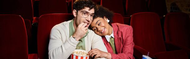 stylový mezirasový pár v retro oblečení těší jejich rande v kině, Valentýna, banner - Fotografie, Obrázek