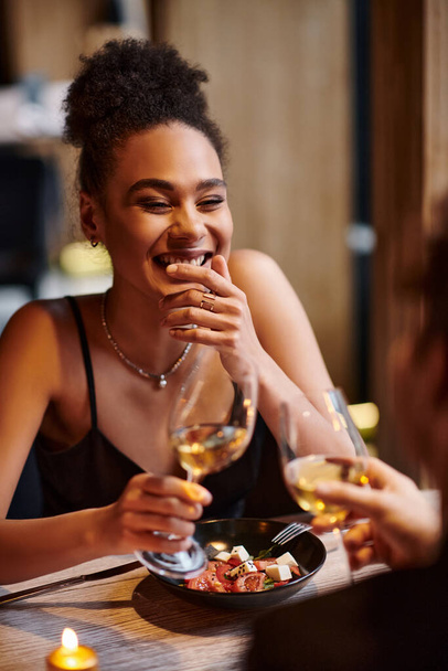 feliz mulher afro-americana rindo sinceramente durante a data no dia dos namorados, jantar romântico - Foto, Imagem