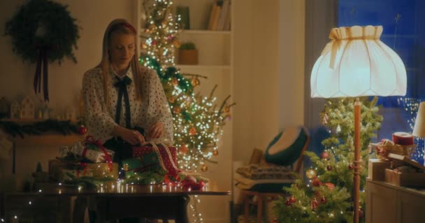 Kobieta robi kilka świąt w domu W grudniu przed świętami Bożego Narodzenia. - Materiał filmowy, wideo
