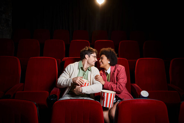 любляча різноманітна пара з ретро 3d окулярами посміхається один одному на побаченні в кіно, День Святого Валентина - Фото, зображення