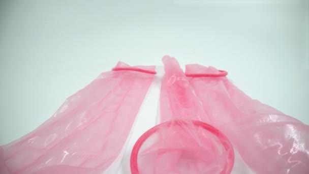 Condones usados sobre fondo blanco aislado 4K - Metraje, vídeo