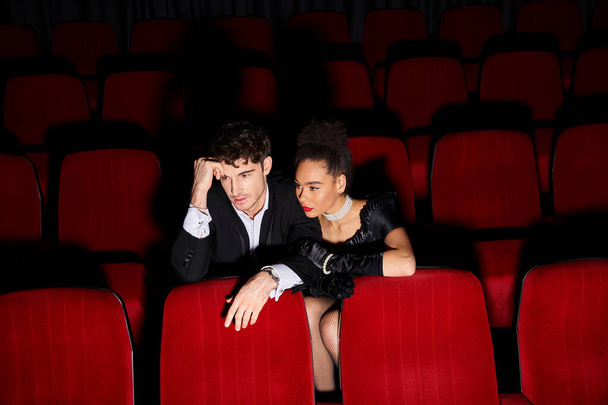 attrayant jeune couple multiracial en tenue de soirée au cinéma à leur date le jour de la Saint Valentin - Photo, image