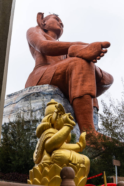 индуистский бог Шива и ganesha изолированная статуя с ярким фоном на утреннем изображении взята у статуи веры nathdwara rajasthan Индии 27 ноября 2023 года. - Фото, изображение