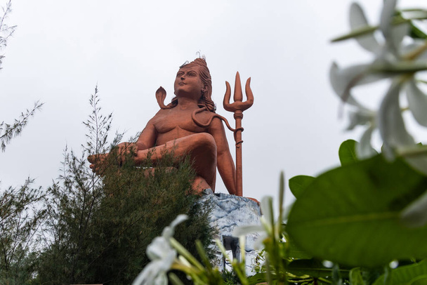 Hindu tanrısı Shiva, Hindistan 'daki Nathwara Rajasthan heykelinde eşsiz bir perspektiften çekilmiş parlak arkaplanlı heykel.. - Fotoğraf, Görsel