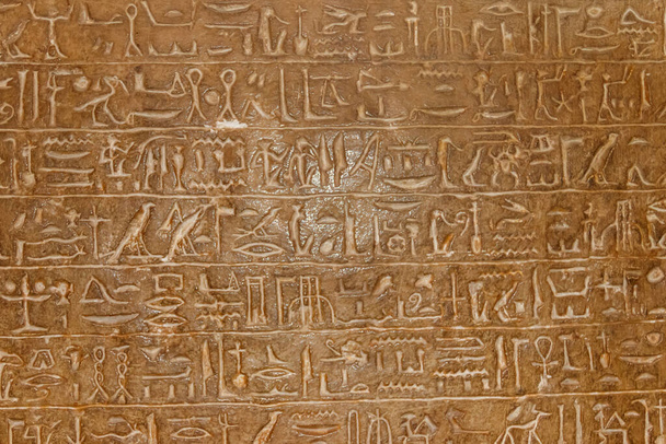 Древние египетские иероглифы, вырезанные на каменной стене - Фото, изображение