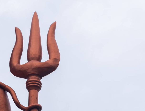 Ινδουιστής θεός άρχοντας Σίβα άγαλμα τρίαινα με φωτεινό ουρανό το πρωί από τη μοναδική προοπτική - Φωτογραφία, εικόνα