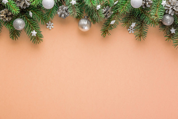 Noel arkaplanı köknar ağacı, tatil süslemeleri, şeftali rengi arkaplanlı hediye kutuları. Düz yatıyordu. Kopyalama alanı olan üst görünüm. Neşeli arkaplan - Fotoğraf, Görsel