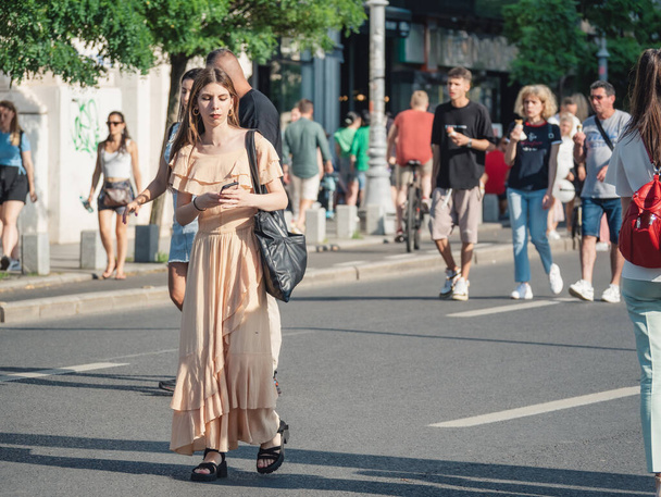 Bucarest, Roumanie - 17 juin 2023 : Touristes et habitants se promènent et marchent dans la rue Victory (Calea Victoriei). Zone piétonne dans la vieille ville de Bucarest - Photo, image