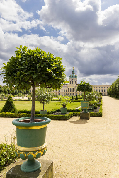 Eleganter königlicher Garten im französischen Stil von Schloss Charlottenburg in Berlin, Deutschland - Foto, Bild