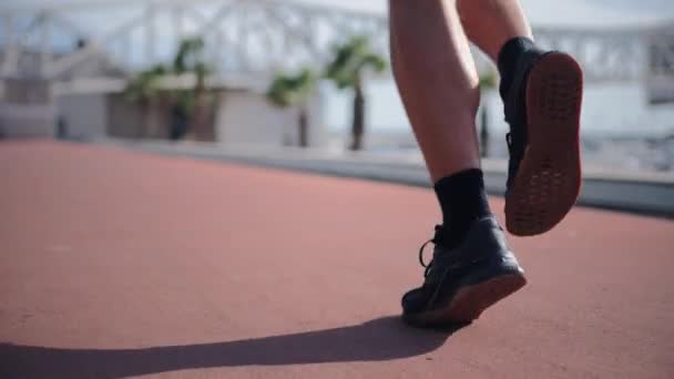 速く走る認識できないスポーツマン,敏捷性の心臓を訓練する足のゆっくりとした動きの背部ビュー. ワークアウトで男性の足の肖像画を閉じます. スピードルーチンをする運動選手の靴の写真 - 映像、動画