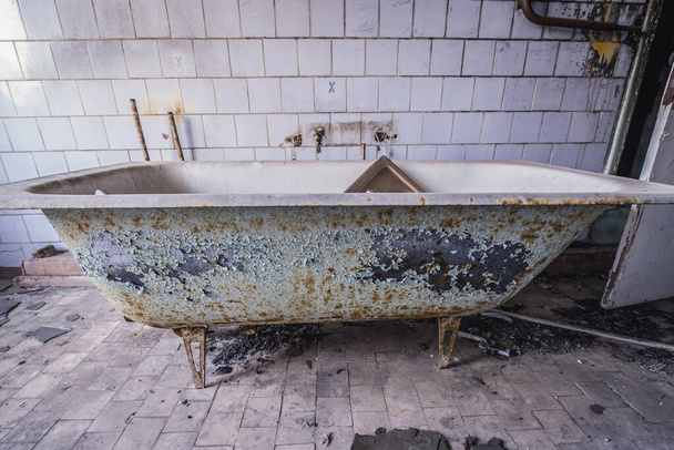Tube de bain à l'hôpital MsCh-126 dans la ville fantôme de Pripyat dans la zone d'exclusion de Tchernobyl, Ukraine - Photo, image