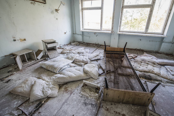 Sala de pacientes na maternidade do hospital MsCh-126 na cidade fantasma Pripyat na Zona de Exclusão de Chernobyl, Ucrânia - Foto, Imagem