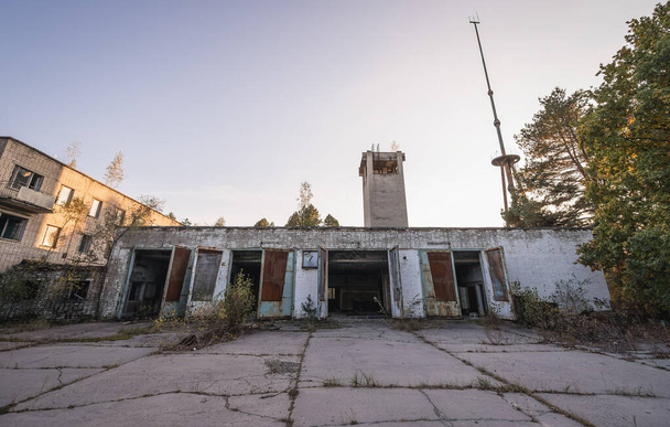 Πυροσβεστικός σταθμός στην πόλη φάντασμα Pripyat στο Τσέρνομπιλ Αποκλειστική Ζώνη στην Ουκρανία - Φωτογραφία, εικόνα
