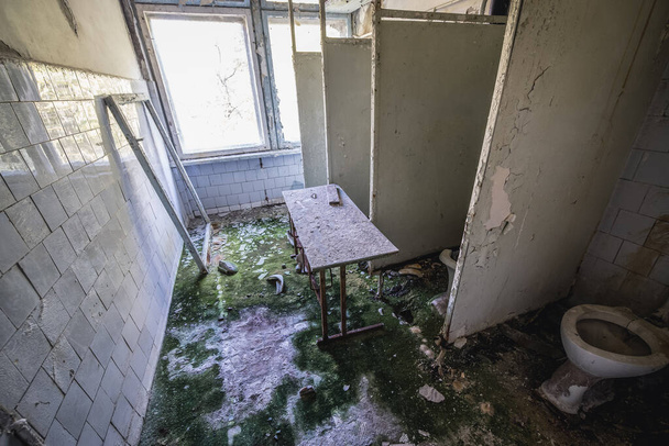 Toilets in Middle School No. 3 em Pripyat cidade fantasma na Zona de Exclusão de Chernobyl, Ucrânia - Foto, Imagem