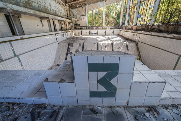 Bloque de salida en la piscina Azure en la ciudad fantasma Pripyat en la zona de exclusión de Chernobyl, Ucrania - Foto, imagen