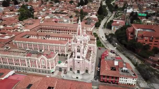Antenni drone laukaus Santuario Nuestra Senora del Carmen La Candelaria lähellä Bogota keskustassa Kolumbiassa, Latinalaisessa Amerikassa. Laadukas 4k kuvamateriaalia. - Materiaali, video