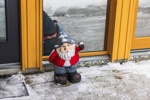 Close-up widok zabawny mały bałwan, wykonane przez dziecko w śnieżnym ogrodzie. - Zdjęcie, obraz