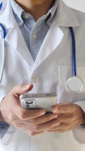 médecin tenant le modèle cardiaque dans les mains à l'hôpital, concept médical et de soins de santé - Séquence, vidéo