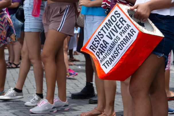 Salvador, Bahia, Brésil - 08 mars 2020 : Manifestation des femmes contre la misogynie, la violence et le racisme dans la ville de Salvador, Bahia. - Photo, image
