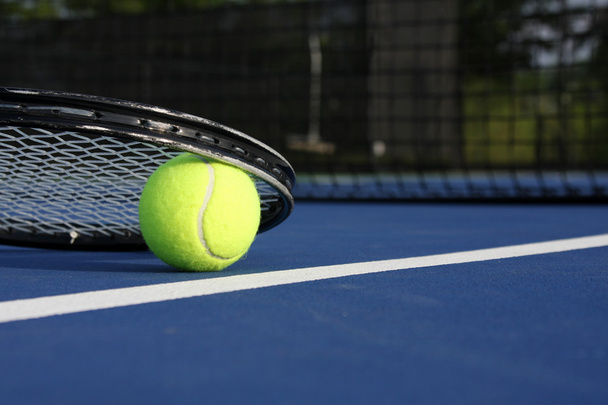 pelota de tenis y raqueta - Foto, imagen