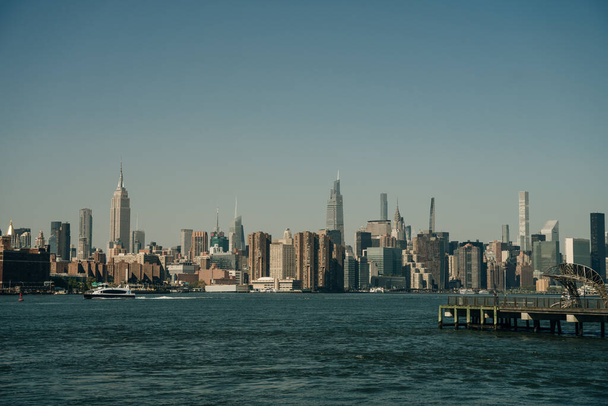 Вид с заката на Louis Valentino, Jr. Pier, в Red Hook, Бруклин, Нью-Йорк. Высокое качество фото - Фото, изображение