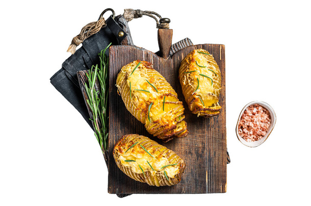 Pieczone ziemniaki hasselback z serem, czosnkiem, tymiankiem i rozmarynem. Izolowane, białe tło - Zdjęcie, obraz