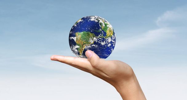 globe en verre à la main, concept d'économie d'énergie, éléments de cette image fournis par la NASA - Photo, image