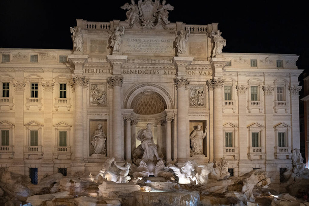 Blick auf den Trevi-Brunnen in Rom, Italien bei Nacht. Barockarchitektur - Foto, Bild