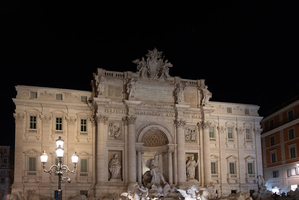 Vista de la fuente de Trevi en Roma, Italia por la noche. Arquitectura de estilo barroco - Foto, imagen